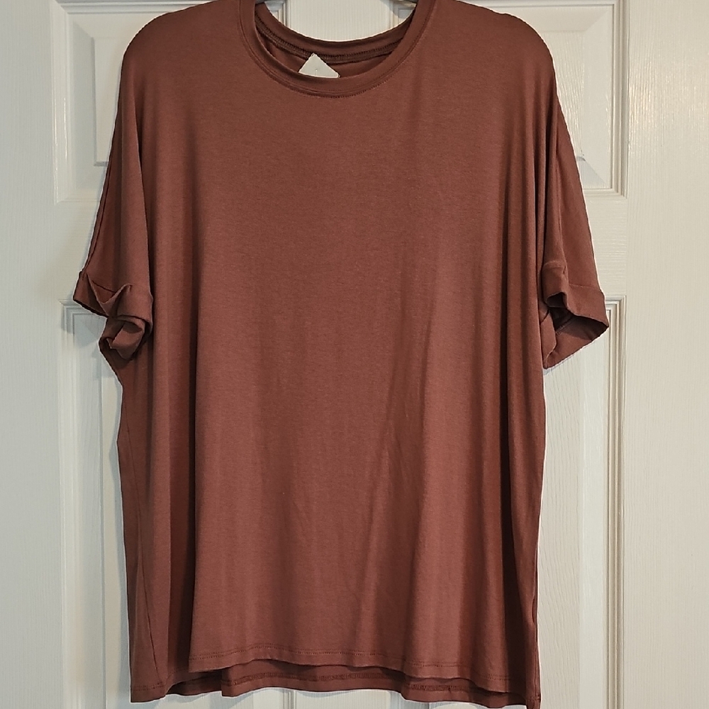 nwt Elloh soft casual Mauve Brown Short Sleeve Tee With rolled sleeves, L/XL